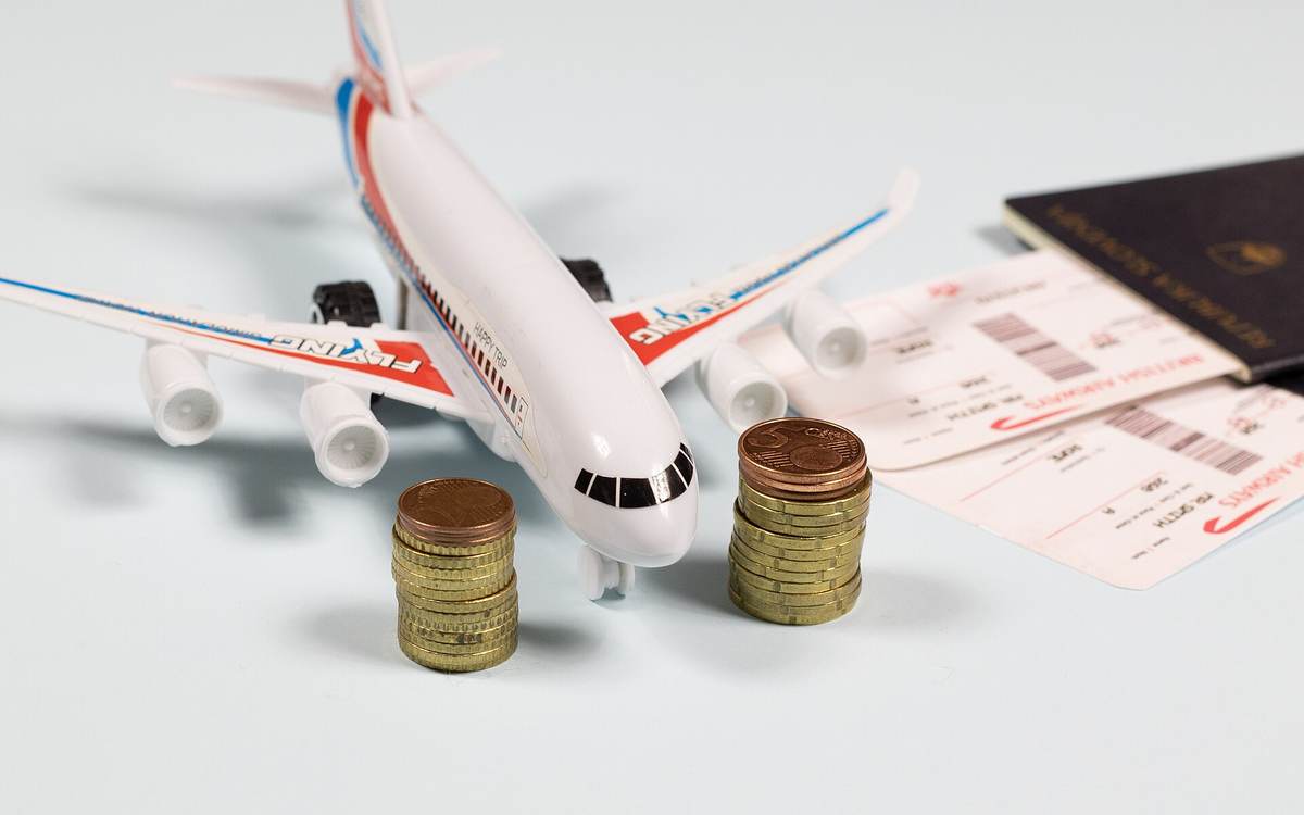 Tumpukan koin dan tiket di atas meja