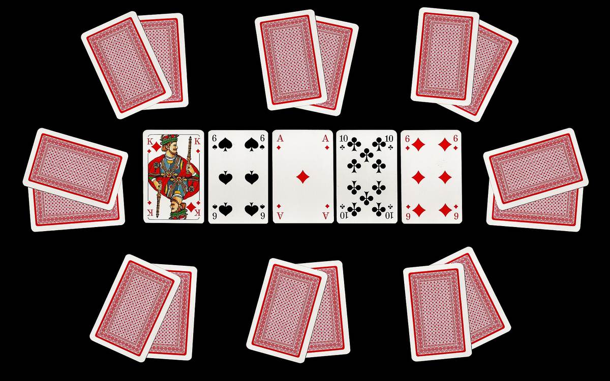 Tumpukan chip poker dan kartu di atas meja