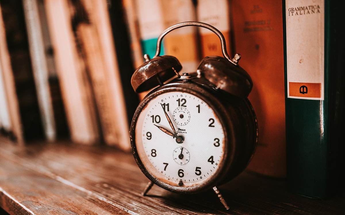 Jam alarm sebagai pengingat waktu