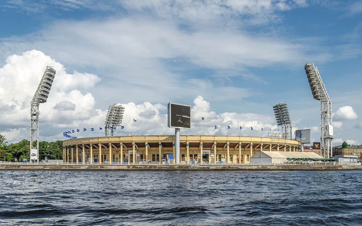 Stadion sepak bola dengan lampu sorot menyala malam