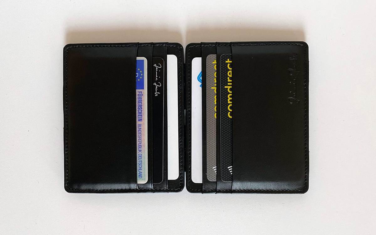 Dompet kulit berisi uang tunai